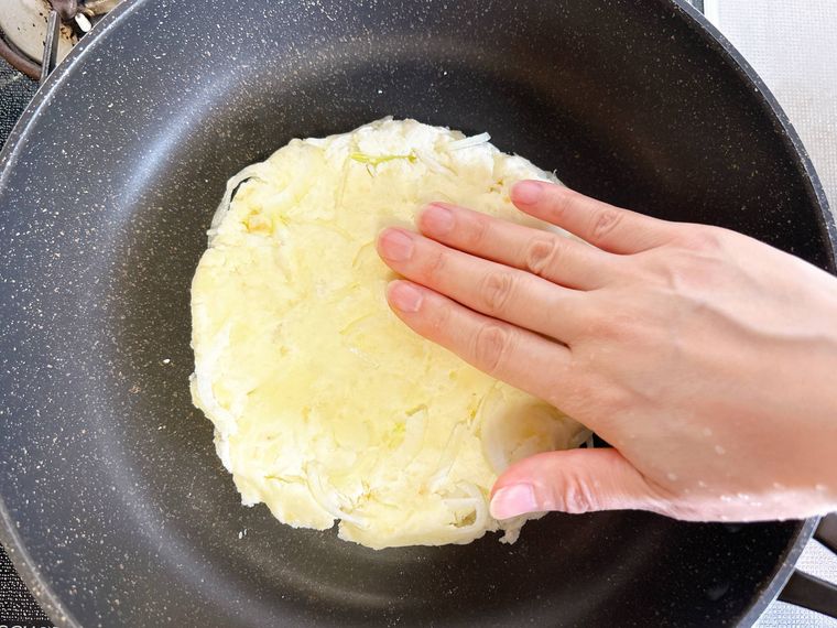 チヂミ生地をフライパンにおく様子