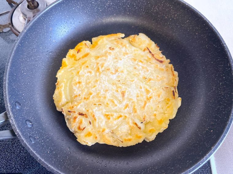 チヂミをフライパンで焼く様子