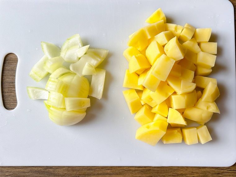 じゃがいもと玉ねぎを1cm角に切ったもの