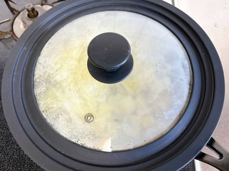 フライパンに蓋をして玉ねぎとじゃがいもを蒸し焼きにする