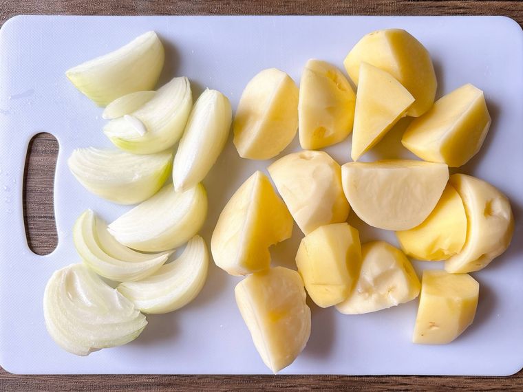 くし切りの玉ねぎ、乱切りのじゃがいも