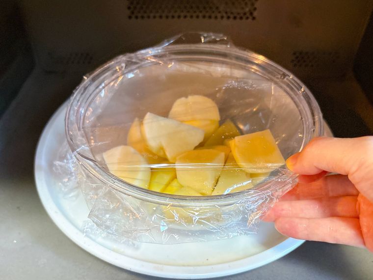 ボウルにじゃがいもを入れてラップをし加熱する様子