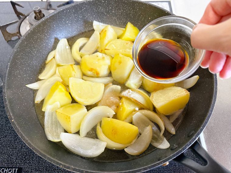 フライパンにしょうゆを入れる様子