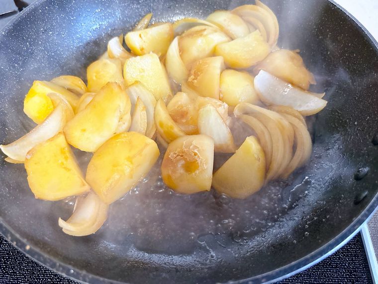 玉ねぎとじゃがいもの煮汁がなくなる様子