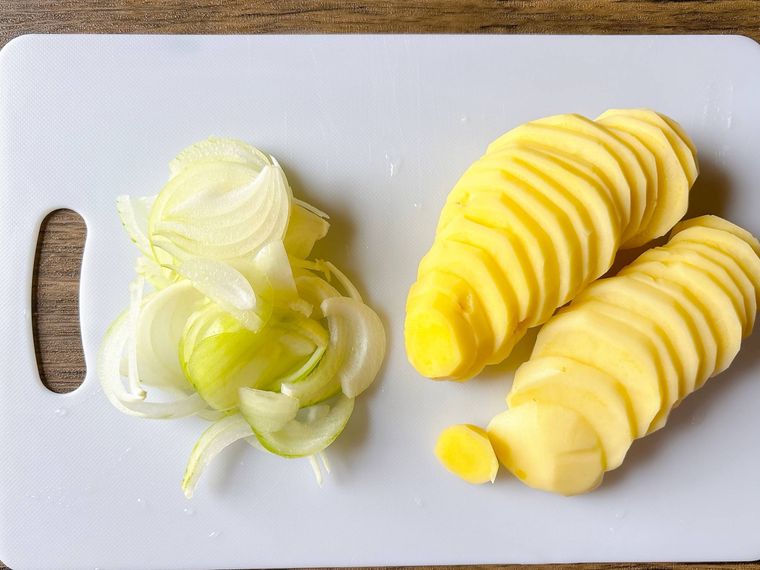 薄切りの玉ねぎ、薄切りのじゃがいも