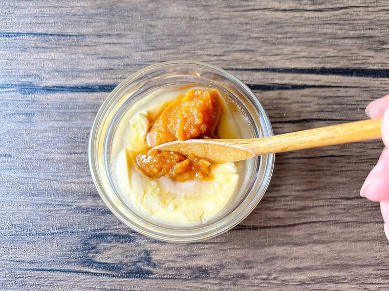 ガラスの器で調味料を合わせる様子