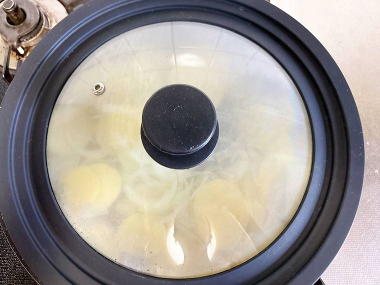 フライパンに蓋をして玉ねぎとじゃがいもを蒸し焼きにする