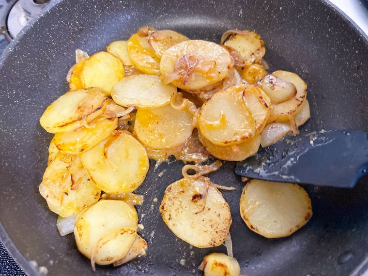 じゃがいもと玉ねぎにみそマヨだれを絡める様子