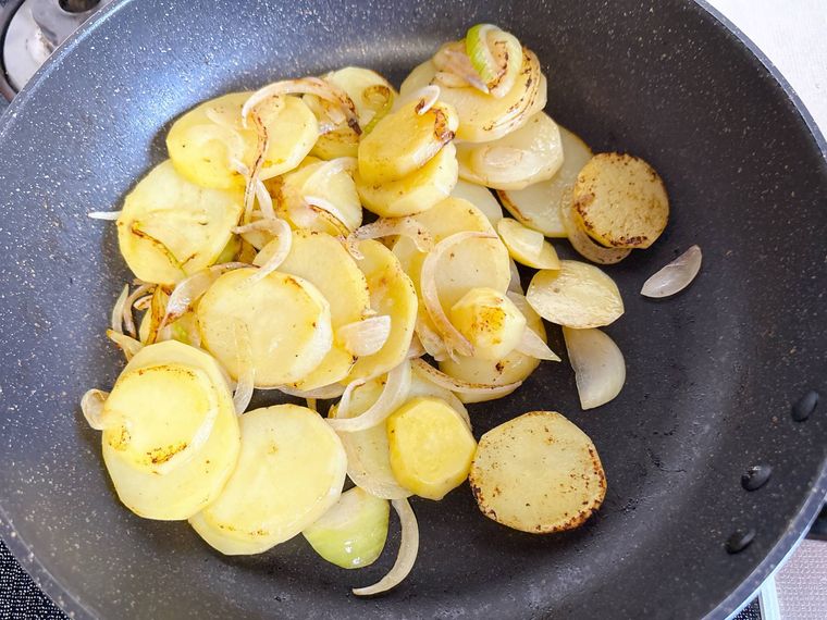 じゃがいもと玉ねぎに焼き色をつける様子