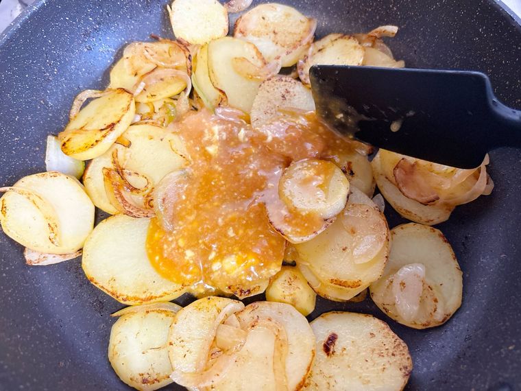 じゃがいもと玉ねぎにみそマヨだれを加えた様子