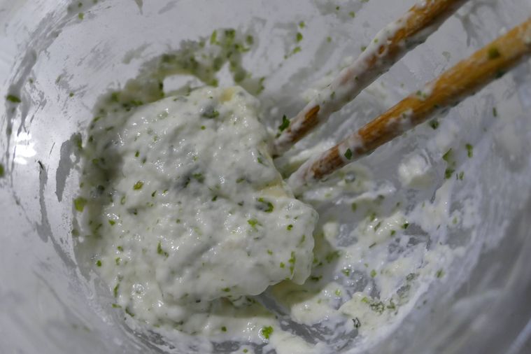 プロセスチーズに衣をつける様子