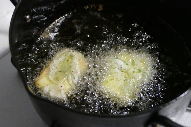 プロセスチーズを揚げる様子