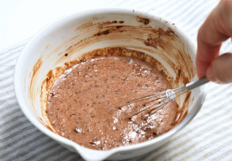 ボウルに入れたチョコレート卵液