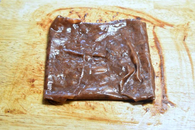 まな板にのせて正方形に折ったライスペーパー