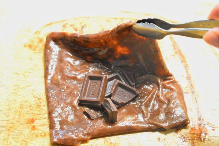 チョコレートをのせたライスペーパー