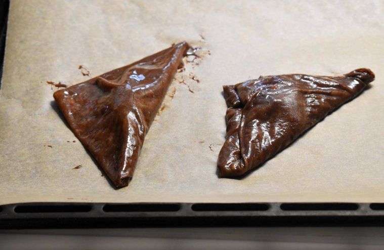 オーブンシートの上に置いた三角チョコパイ2個