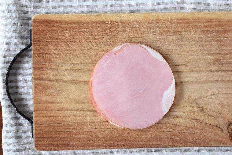 まな板の上に重ねて置いたハム