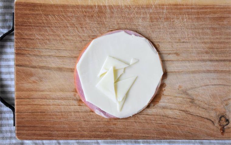 ハムに重ねたスライスチーズ