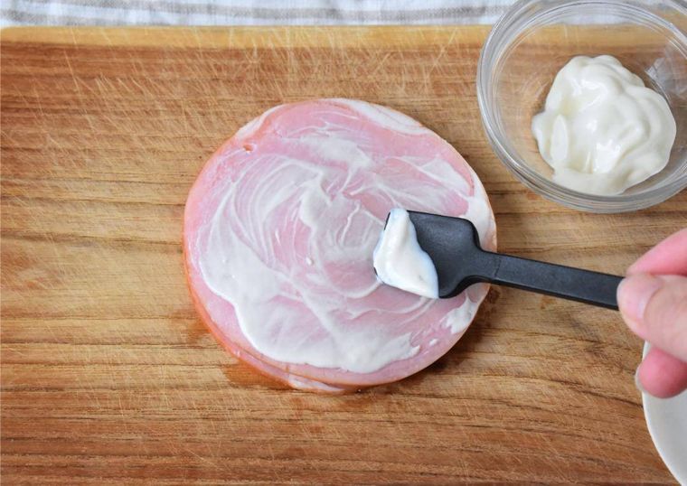 マヨネーズを塗ったハム