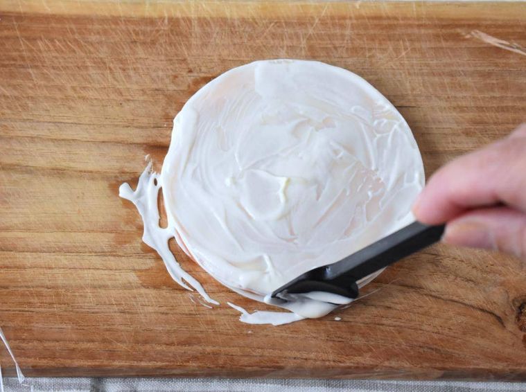 マヨネーズを塗った餃子の皮