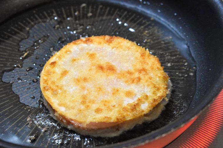 フライパンで揚げ焼きした餃子の皮のハムカツ
