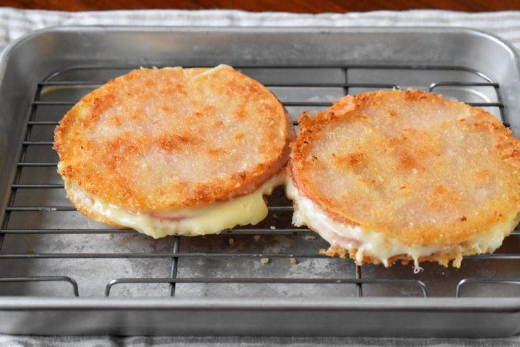 網の上にのせた餃子の皮のハムカツ2個