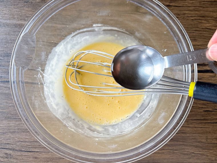 片栗粉のチヂミ生地に水を入れる様子