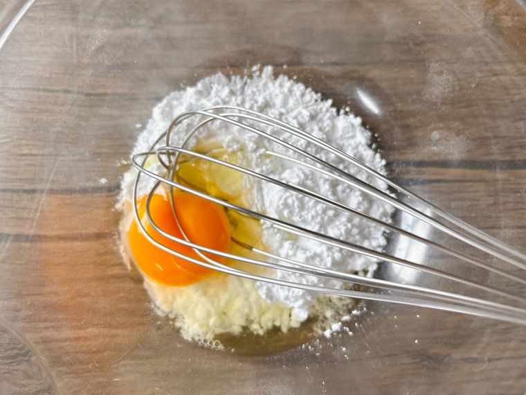 片栗粉と塩に卵を入れた様子