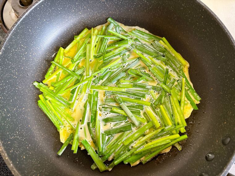 ニラ入りのチヂミ生地を焼く様子