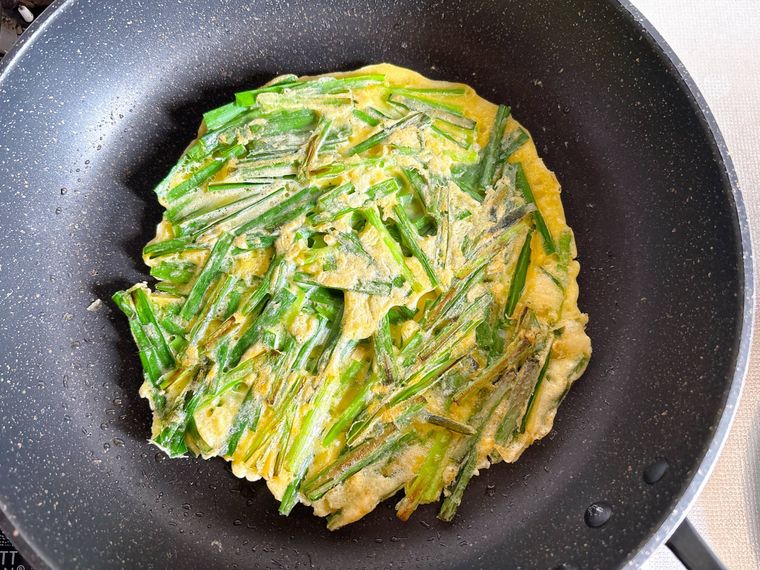 ニラ入りのチヂミ生地を焼く様子