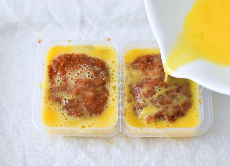 溶き卵を加えたソースとんかつのトレイ