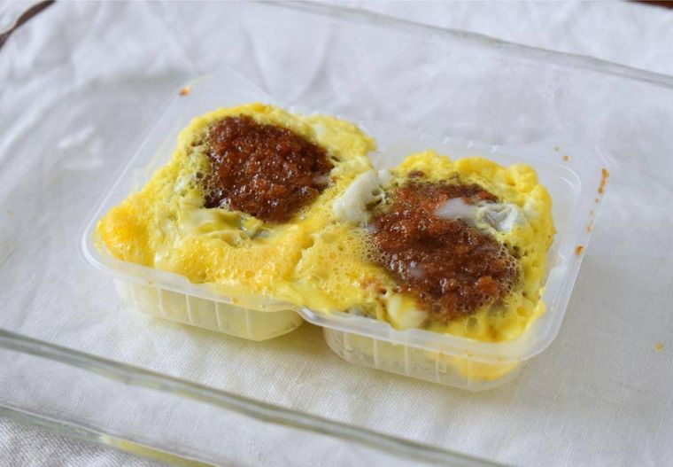 卵を加えて加熱したソースとんかつのトレイ