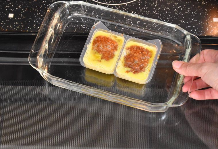 電子レンジに入れたソースとんかつのトレイ