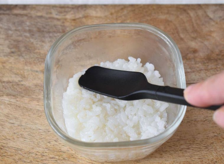 ごはんを詰めた保存容器