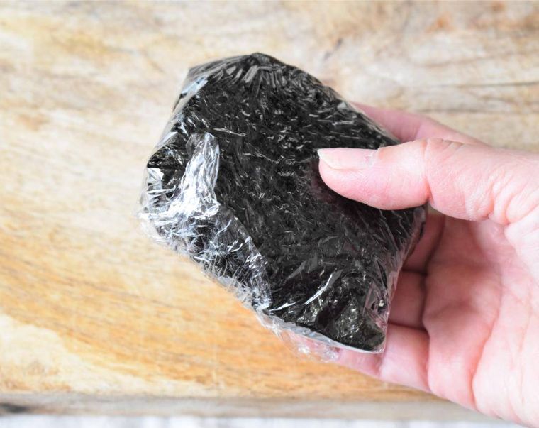 ラップで包んだおにぎらず