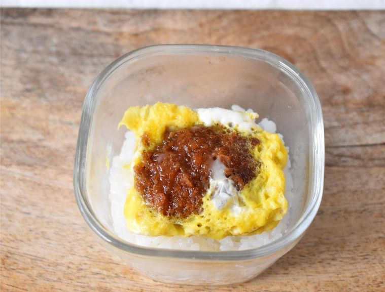 ごはんの上にカツ丼を重ねた保存容器