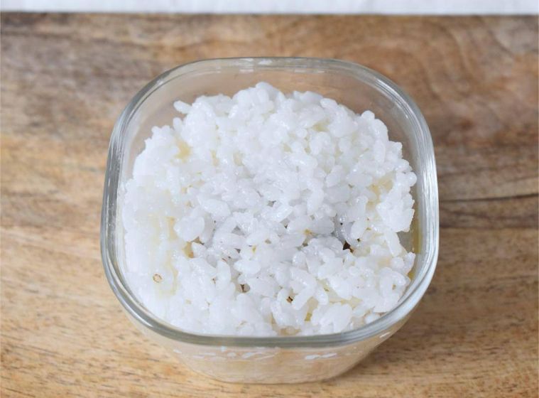 おにぎらずの材料を詰めた保存容器