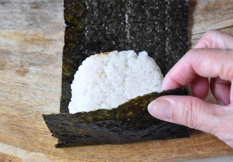 海苔の上においたおにぎらずの中身