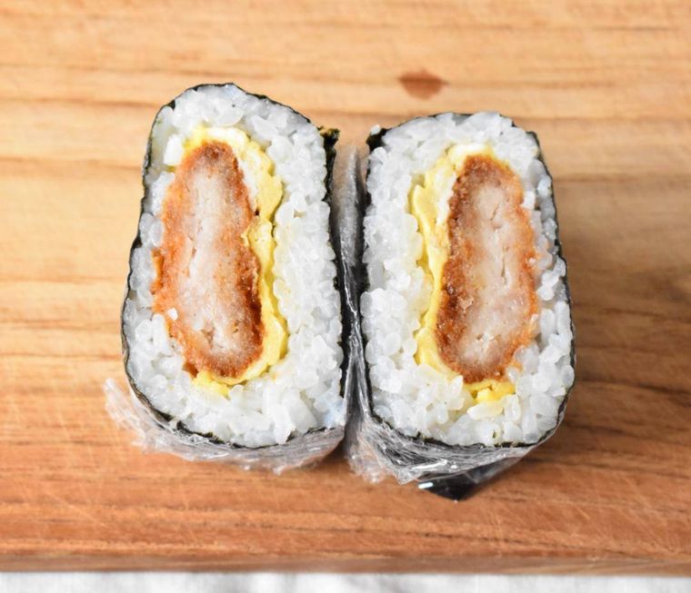 半分にカットしたおにぎらず