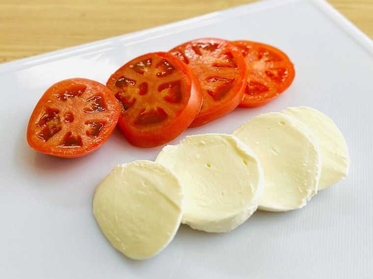 トマトとモッツァレラチーズを切った様子