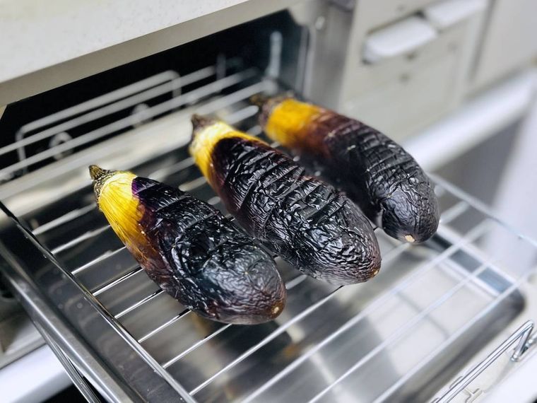 魚焼きグリルでなすを焼いた様子