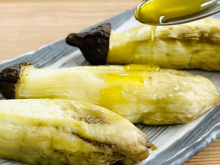 焼きなすにオリーブオイルをかけている様子