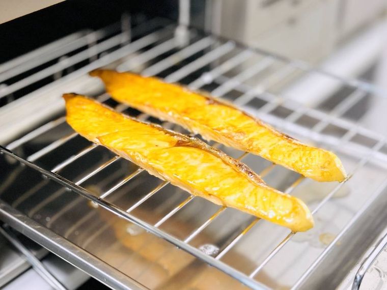 魚焼きグリルで鮭を焼いた様子