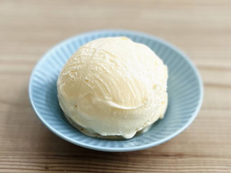 バニラアイスを器に盛り付けた様子