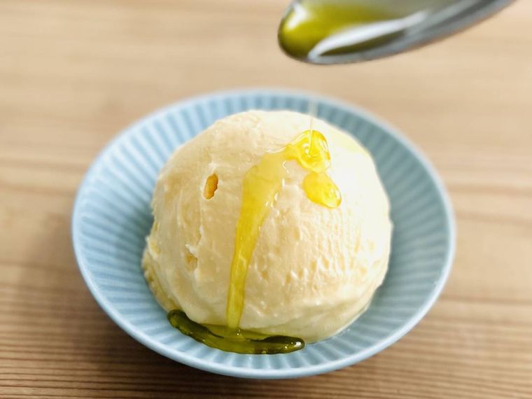バニラアイスにオリーブオイルをかけている様子