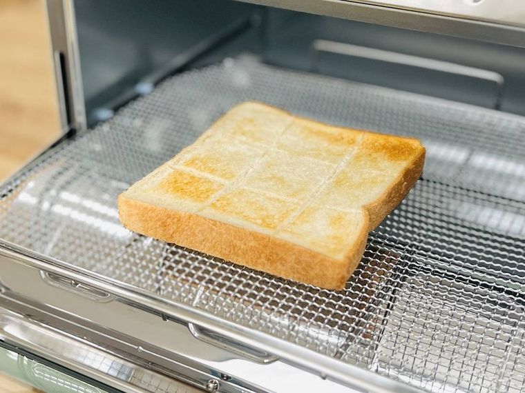 トースターで食パンを焼いた様子