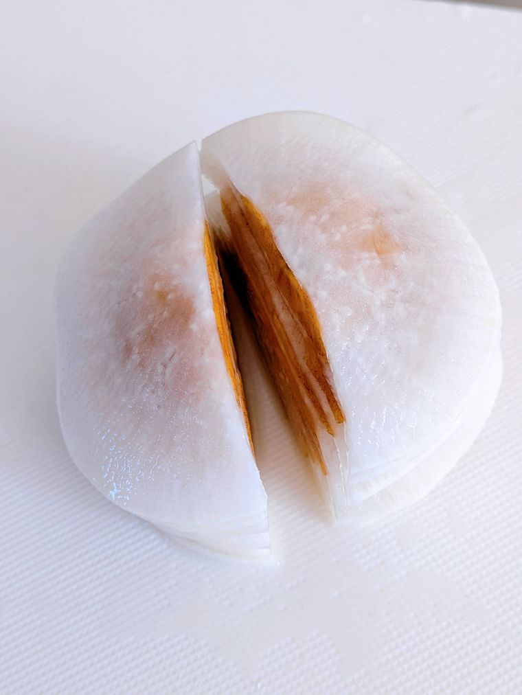 まな板の上の大根と柿のなますミルフィーユ