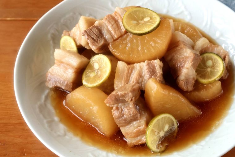 すだち入りの煮物が盛られている