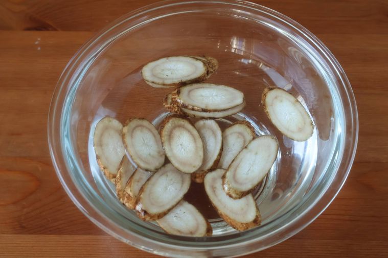 ごぼうを水にさらしている