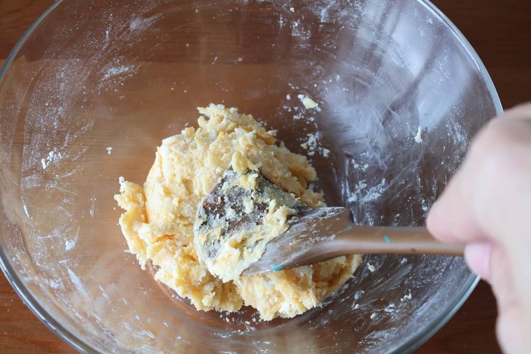 記事をゴムベラで押さえている